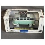 M2 Machines 1962 Volkswagen Microbus Deluxe -New