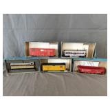 Athearn HO Train Engine & (4) Box Cars