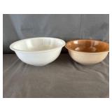 (2) Pyrex Mixing Bowls Peach 1.5Qt & White 2.5Qt