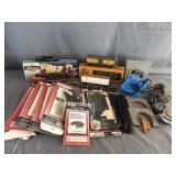 HO Athearn Train Engine, Box Cars, & Track