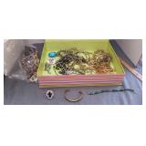Box of jewelery mixed