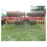 Tandom disc harrow w/ haydraulic folding arms