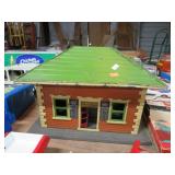 LIONEL TIN MODEL TRAIN STATION