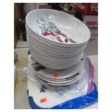 HOLIDAY PLASTIC DISHES & CUTTING BOARDS