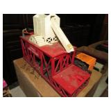 LIONEL POST WAR #352 ICING STATION & BOX CAR
