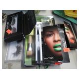 FAKE EYELASHES & MAKE-UP BRUSHES