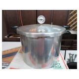 17qt PRESSURE CANNER -- NEEDS JIGGLER