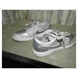 NIKE SHOES -- 1Y