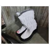 SNOW BOOTS -- 9W