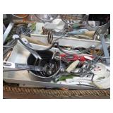 LARGE ASSORTMENT OF KITCHEN TOOLS