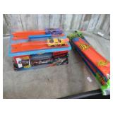 HOTWHEELS RACE CASE SET & 3 TRAACK PKS