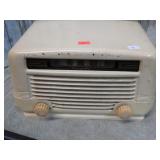 VINTAGE MOTOROLA AM TUBE RADIO -- WORKS