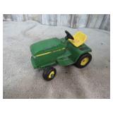 DIECAST JOHN DEERE LAWN TRACTOR