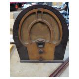 ANTIQUE CATHEDRAL TUBE RADIO