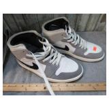 NIKE AIR SHOES -- 8