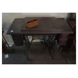 ANTIQUE TREDLE SINGER SEWING MACHINE