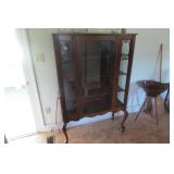 NICE VINTAGE CHINA CABINET ON LEGS. GLASS ON 3