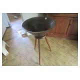 WOOD SALAD BOWL ON LEGS