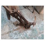 ANTIQUE BLACKSMITH POST / LEG VISE
