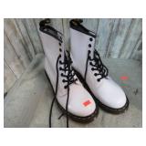 DR MARTENS AIRWAIR BOOTS -- 9