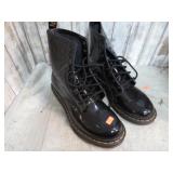 DR MARTENS AIRWAIR BOOTS -- 9