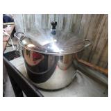 LARGE STOCK POT