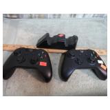 XBOX CONTROLLERS & CHARGE STAND