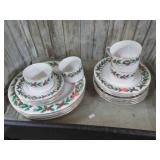 GIBSON HOLIDAY DISHES