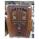 ANTIQUE TABLE TOP TUBE RADIO
