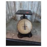 VINTAGE SPRING SCALE