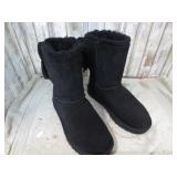 UGG BOOTS -- 7