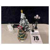 Dept 56 - 2 Trees, 1 Clock & 1 Street Lamp