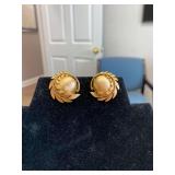 1in Vintage Signed Trifari Gold Tone Clip-on Earrings