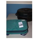 Pyrex Portable 9x13 in travel bag, heat pad and lid & Large Roasting Pan