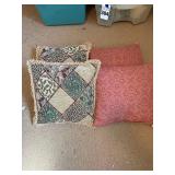 4 Decorative Pillows