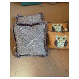 4 Decorative Pillows