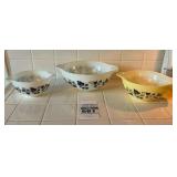 VTG Pyrex Mixing Bowls including a yellow with black Gooseberry Cinderella