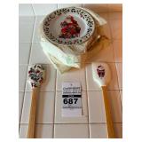 Collection of Royal Norfolk Santa Christmas Plates and Two Holiday Wooden Rubber Spatulas