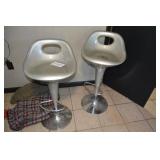 2 HYDRAULIC STOOLS