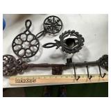 Cast iron decor trivits