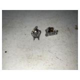 Tweety bird and bugs bunny pin