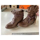 Western style ankle boots sz 6