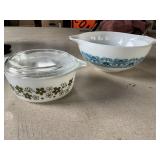 (2) Pyrex bowls