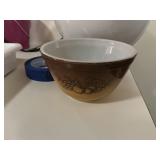 Pyrex small sized mixing bowl