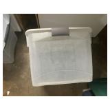 Tote with lid missing a handle