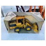 Ertl John Deere loader 1/16