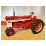 1/8 International Farmall 560 Tractor
