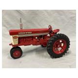 1/16 Farmall 560 narrow front w/ fast hitch