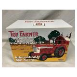 1/16 International 660 Tractor - Toy Farmer