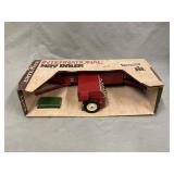 1/16 International Square Baler w/ bales